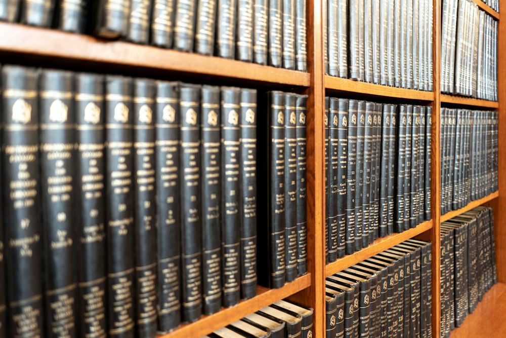 Lomos de códigos en una biblioteca jurídica: Ley Emilia